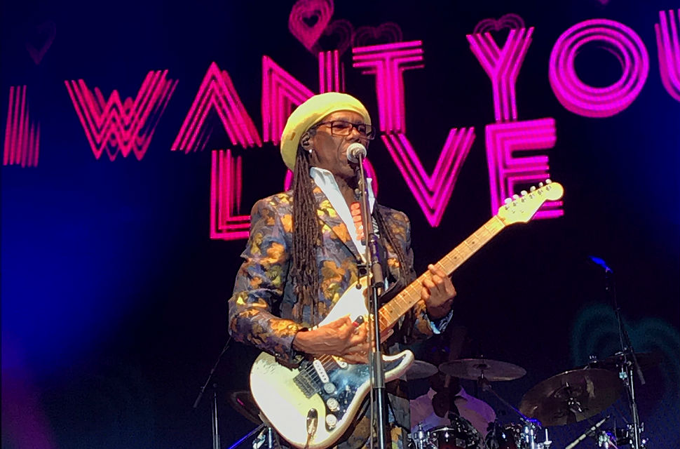 Nile Rodgers durante show no Wilderness Festival 2018, em Charlbury (Inglaterra) (Amon Borges - 4/8/2018/Folhapress)