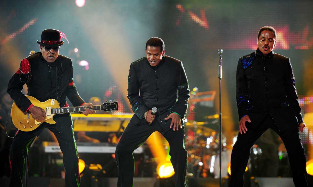 Tito (esq.) Jackie (centro) e Marlon Jackson em show em homenagem a Michael Jackson no País de Galers (Leon Neal/AFP)