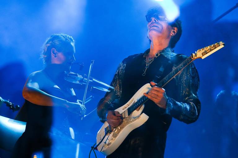 Guitarrista Steve Vai em show no Rock in Rio 2015 (Zanone Fraissat/Folhapress)