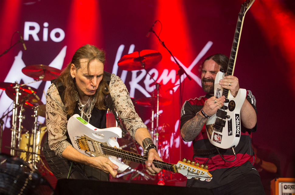 Steve Vai (esq.) e Andreas Kisser no palco do Rio Montreux Festival (Marcos Hermes/Divulgação)