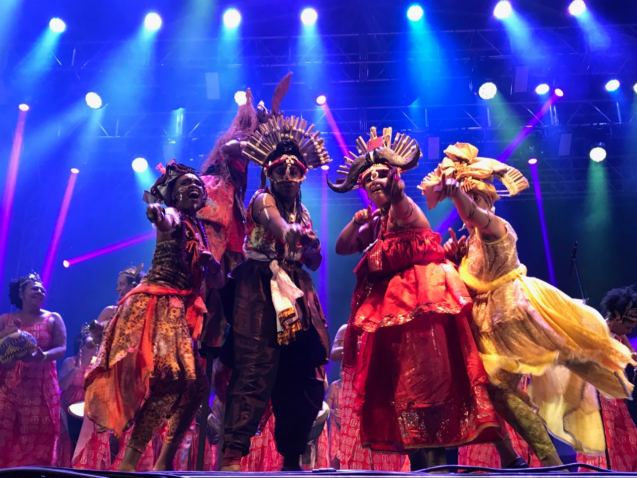 Bloco Ilú Obá de Min fez show com Elza Soares no festival Forró da Lua Cheia, em Altinópolis (SP) (Amon Borges - 20.jun.2019/Folhapress)