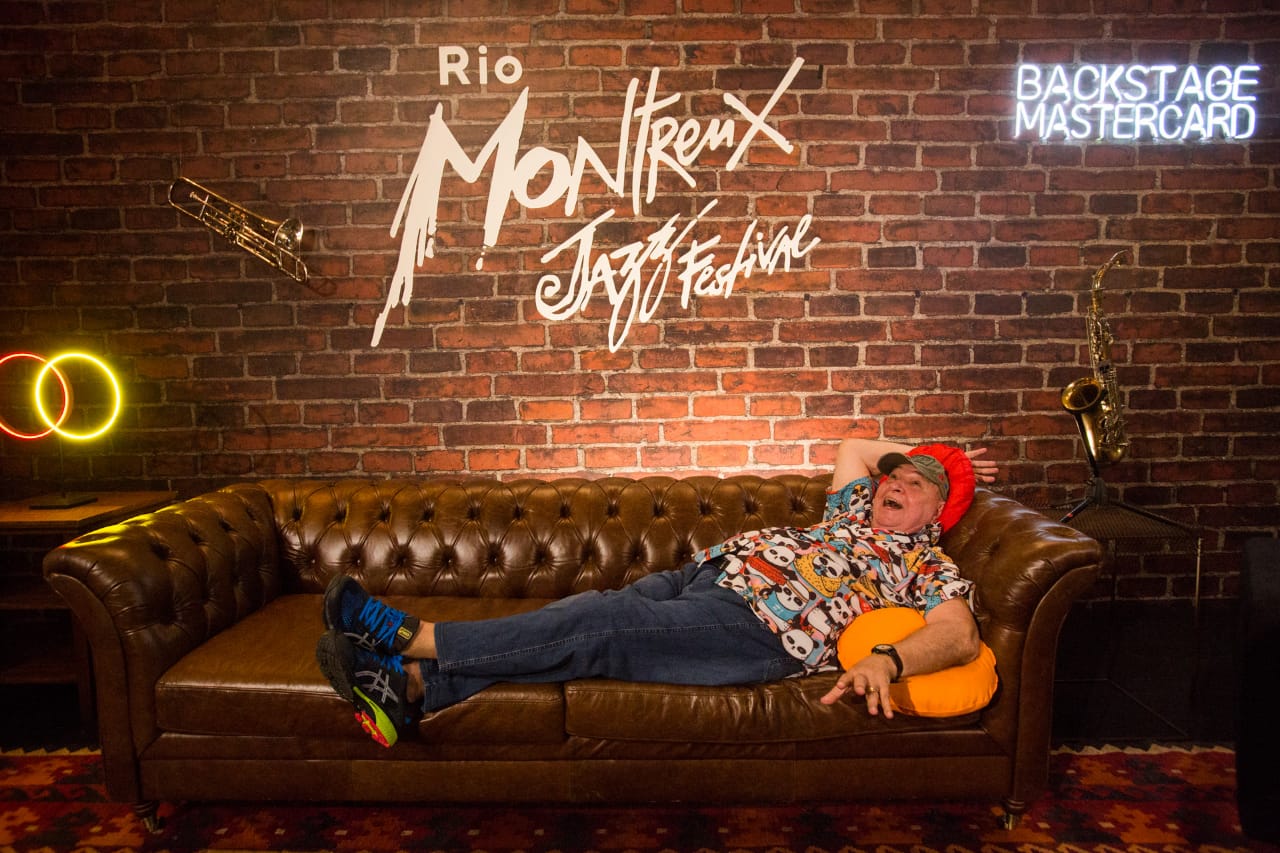 João Donato posa para foto no backstage do Rio Montreux Jazz Festival (Divulgação)